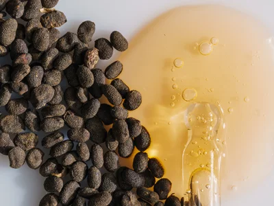 Bakuchiol seeds and oil texture